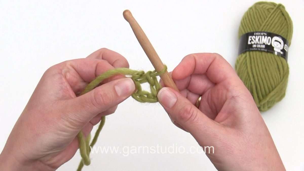 How to crochet a ring of chains