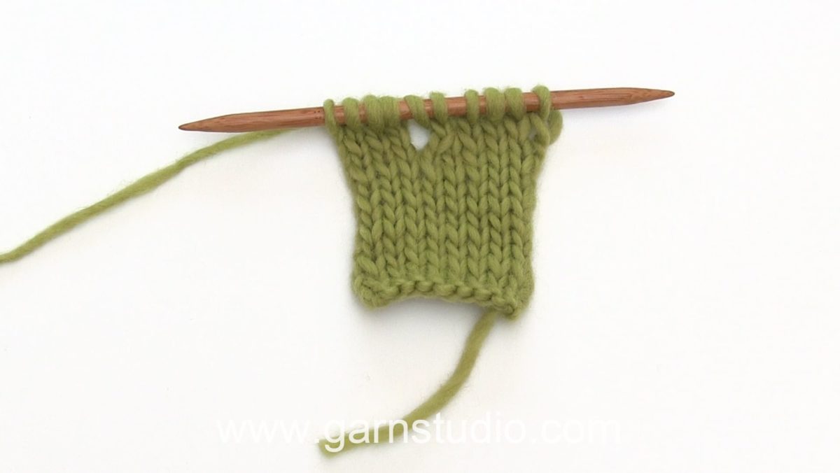 How to knit a small buttonhole