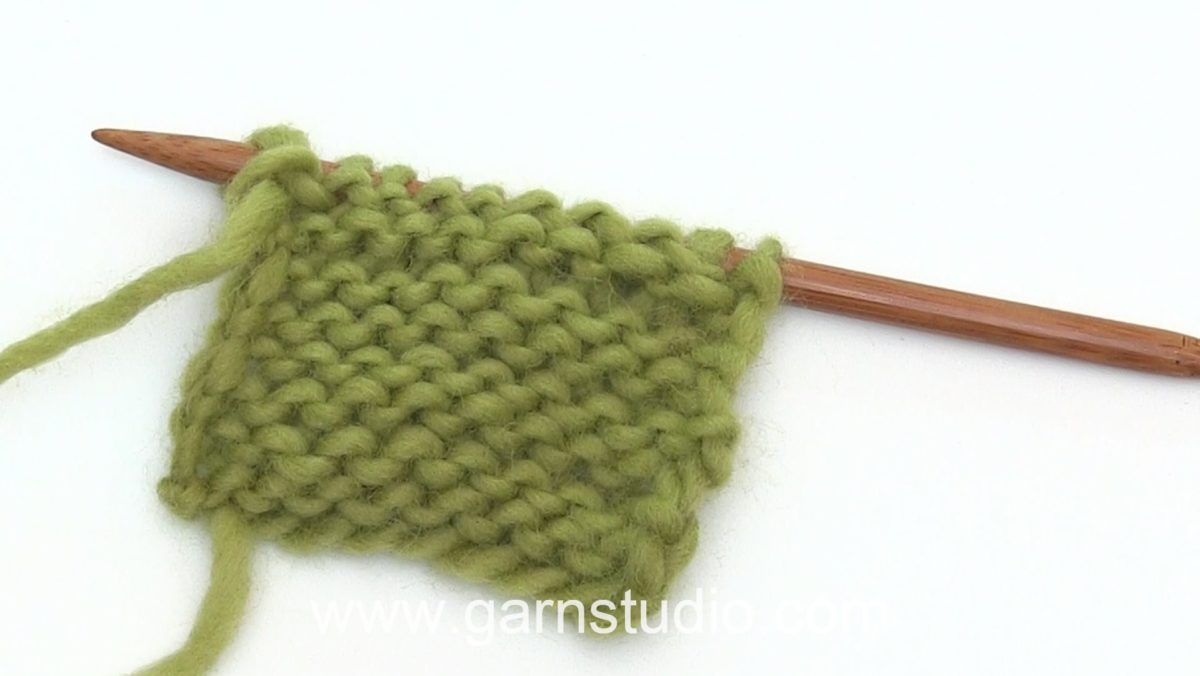 How to knit a purl (P) stitch (US/UK method)