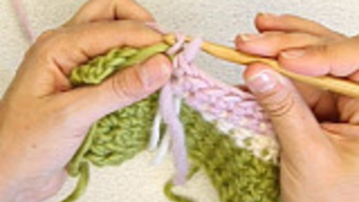 How to crochet with multiple colours