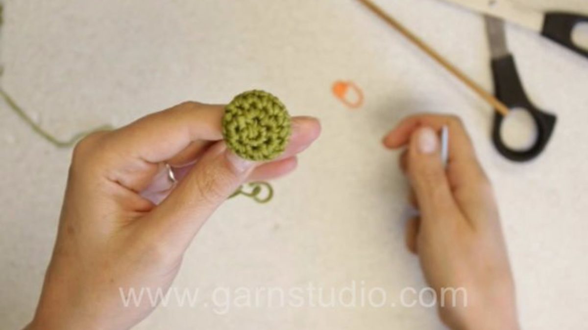 How to crochet a button cover