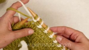 How to knit a horizontal 2-coloured braid