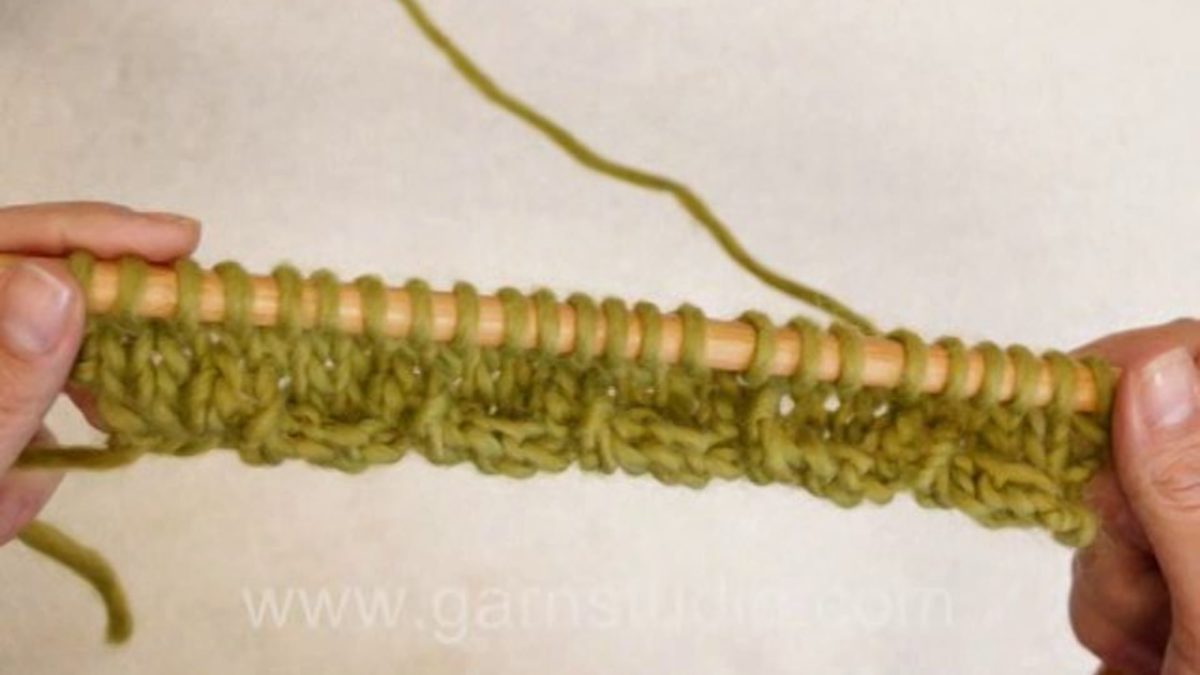 How to knit the twisted edge in DROPS 92-15