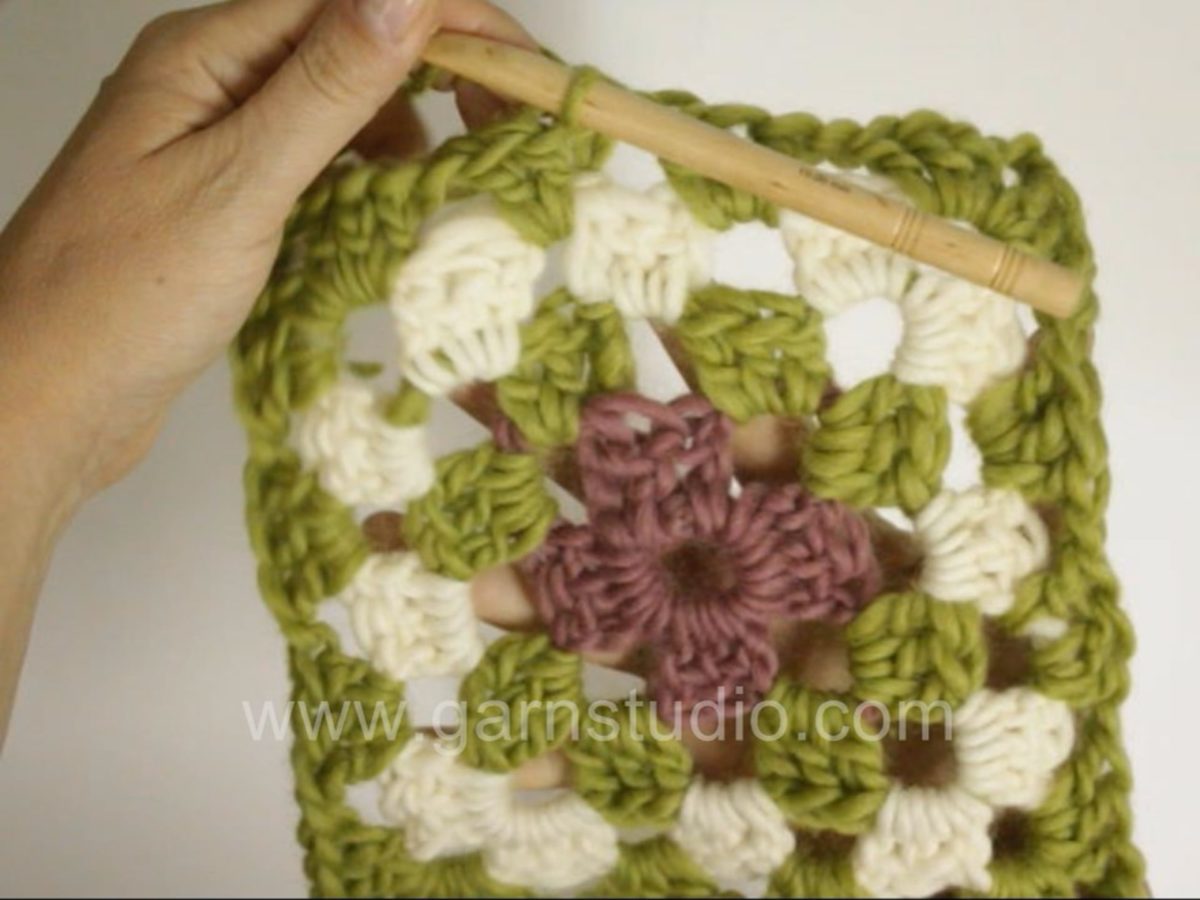How to crochet a granny square with color changes