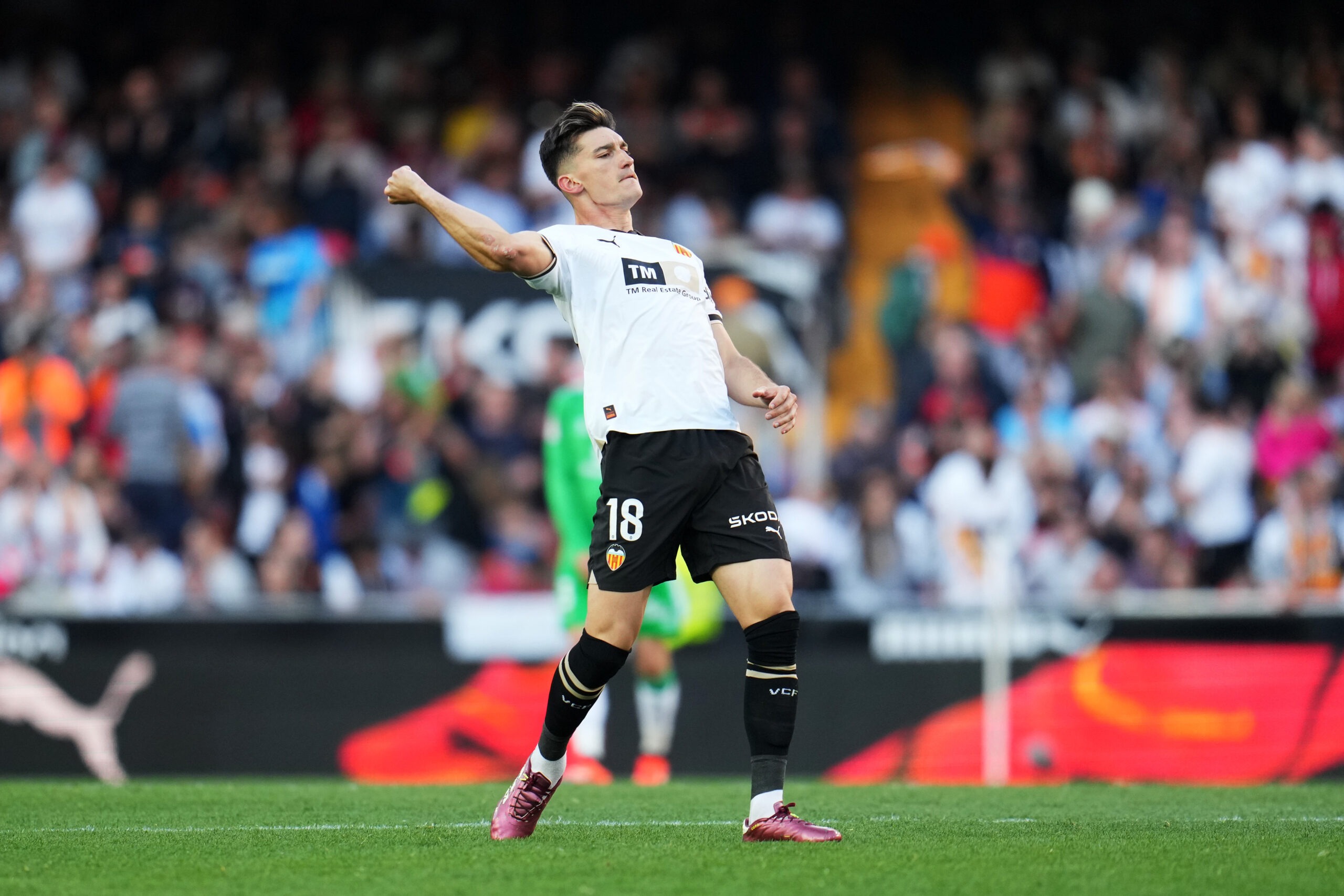 barcelona-are-keeping-tabs-on-this-valencia-midfielder:-what-will-he-bring-to-the-nou-camp?