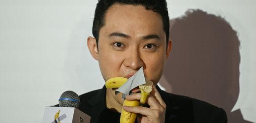 krypto-milliardar-justin-sun-kauft-banane-fur-6-millionen-dollar-und-isst-sie-auf-sie-auf-der-buhne