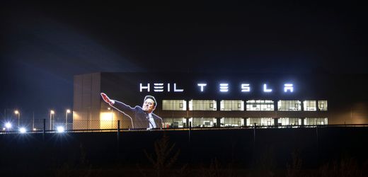 heil-tesla:-staatsschutz-ermittelt-nach-projektion-auf-tesla-fabrik