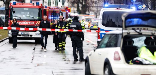 munchen:-auto-fahrt-in-demonstrationszug-der-gewerkschaft-verdi