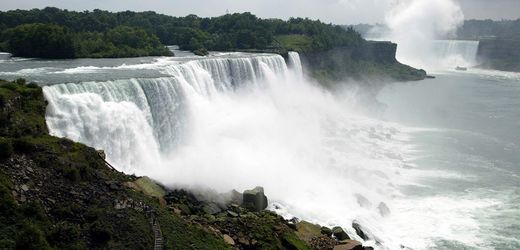 handelskrieg:-trump-setzt-zolle-gegen-kanada-und-mexiko-in-kraft