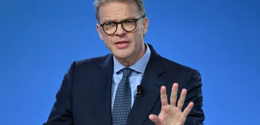 deutsche-bank:-ceo-christian-sewing-streicht-rund-2000-jobs