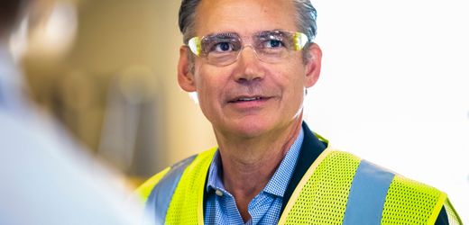 boeing:-ceo-kelly-ortberg-stost-softwaregeschaft-fur-10,5-milliarden-dollar-ab