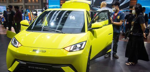 byd:-chinesischer-elektroautobauer-verscharft-preiskampf-auf-chinas-automarkt,-aktien-knicken-ein