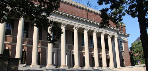 harvard-vs.-donald-trump:-us-prasident-plant-einreisesperre-fur-auslandische-studierende