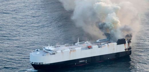 brennender-frachter-mit-3000-autos-treibt-fuhrerlos-vor-kuste-alaskas