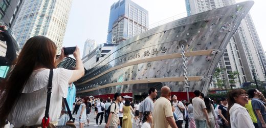 (m+)-lvmh:-ceo-bernard-arnault-kampft-gegen-krise,-verkaufsgeruchte-um-moet-hennessy