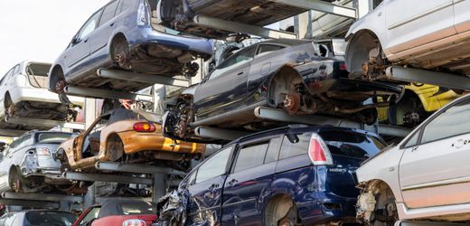 autoindustrie:-gewinne-der-autobauer-brechen-um-fast-die-halfte-ein