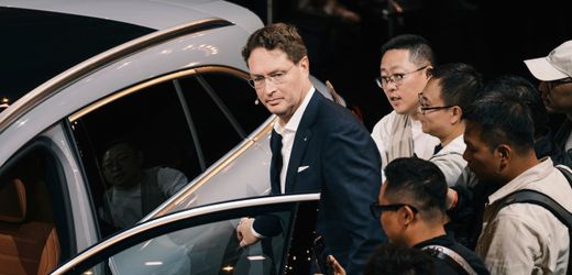 (m+)-mercedes-benz:-strategieanderung-–-ola-kallenius-pruft-nachfolger-fur-a-klasse