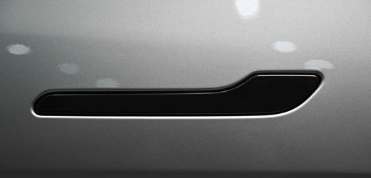 tesla:-hersteller-steht-vor-klagewelle-wegen-verriegelter-turen-nach-unfallen