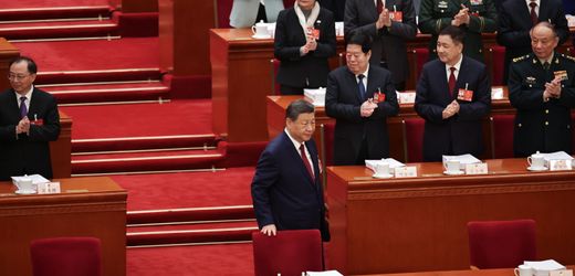 China erwartet weniger Wachstum und erhöht Militärausgaben