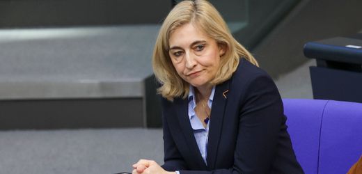 gesetzliche-versicherung:-gesundheitsministerin-nina-warken-warnt-vor-finanzierungslucken-ab-2027