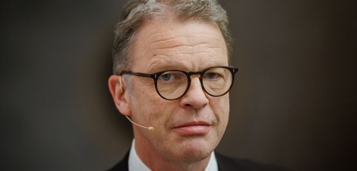 (m+)-deutsche-bank:-vier-ex-banker-fordern-mehr-als-700-millionen-euro