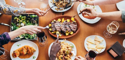 meinung:-sharing-plates-im-trend-check:-teilen-beim-geschaftsessen