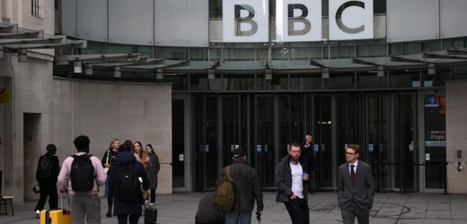 britischer-medienriese:-bbc-will-offenbar-2000-stellen-streichen