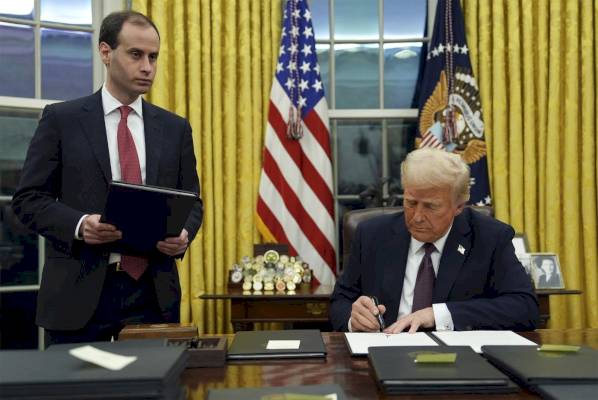 federal-judge-orders-halt-to-trump-administration-efforts-to-dismantle-consumer-agency-–-reuters