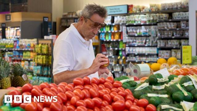 trump-rolls-back-tariffs-on-dozens-of-food-products-–-bbc