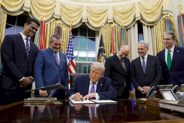 watch:-trump-signs-executive-order-to-override-ai-regulations-by-states-–-pbs