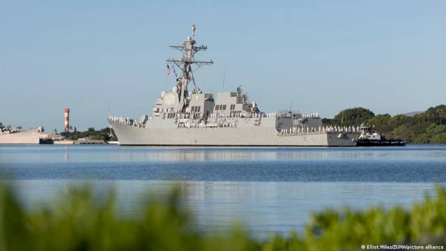 trump-unveils-new-class-of-warship-named-after-himself-–-dw