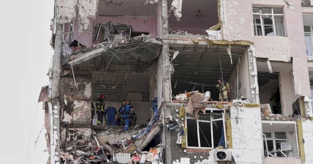 russian-strikes-kill-1,-wound-dozens-in-ukraine-ahead-of-trump-zelenskyy-meeting-–-cbs-news