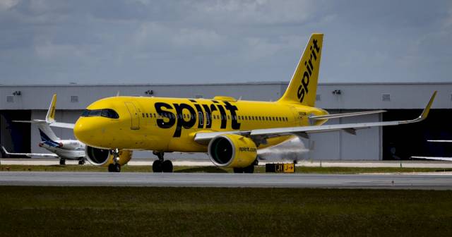 Trump confirms he’s weighing a taxpayer takeover of Spirit Airlines “for the right price” – CBS News