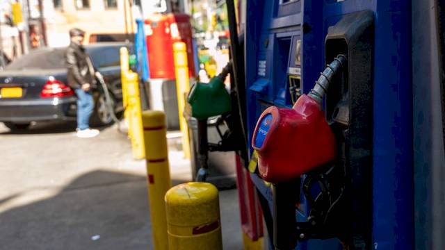 poll:-trump-blamed-for-gas-prices-as-democrats-gain-midterm-edge-–-npr