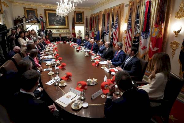 live-updates:-trump-insists-that-the-midterm-elections-won’t-impact-his-iran-war-strategy-–-ap-news