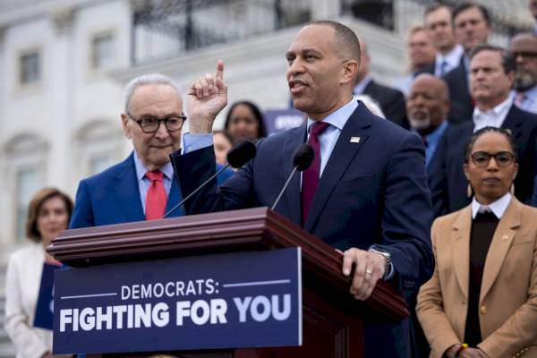 democrats-appeal-ruling-that-left-trump’s-anti-mail-voting-order-in-place-–-democracy-docket