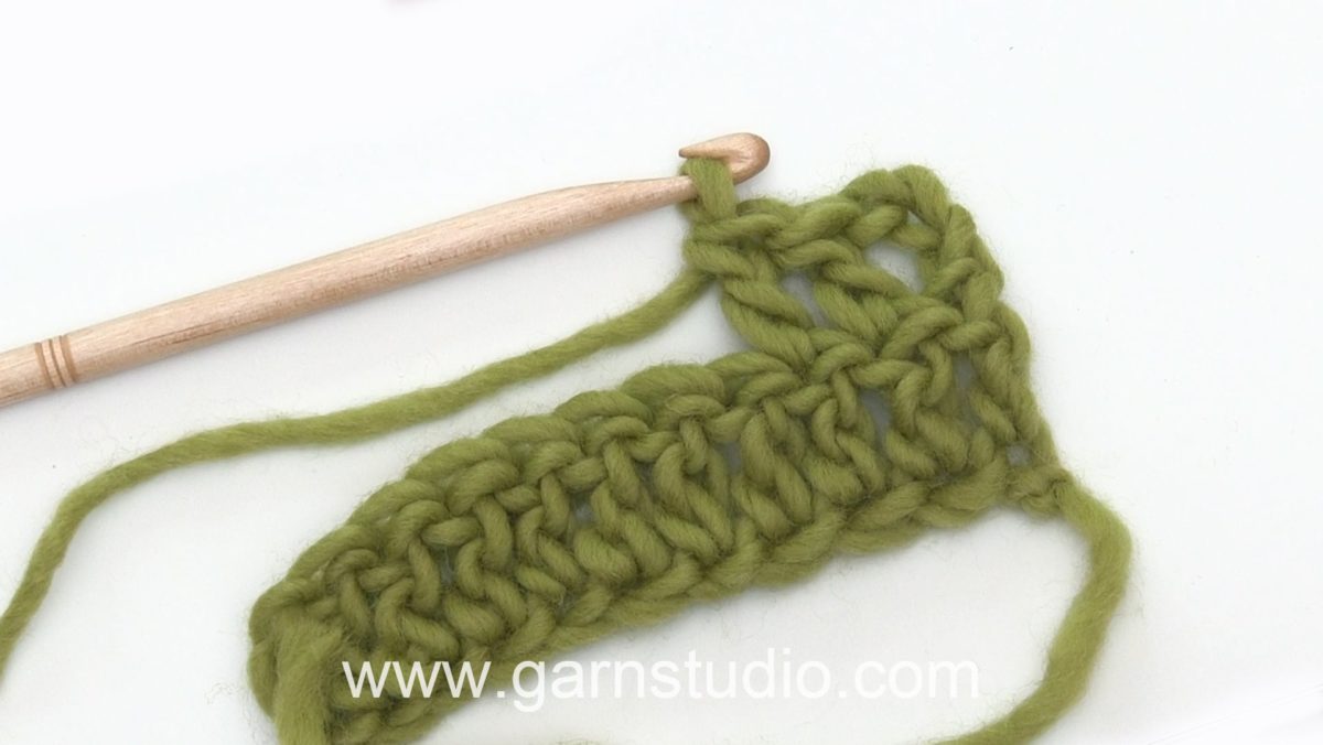 How to crochet a double crochet (dc) US / treble (tr) UK