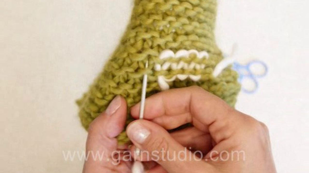 How to weave in tails in garter st