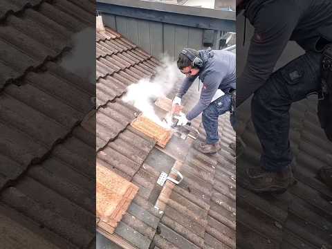 Wait for it… 😱💪   Very Impressive #Solar Installation on a Roof 💪 – Subscribe for more! ☀️