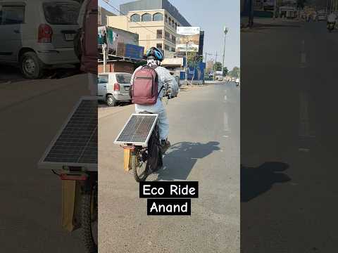 This cyclist uses solar panels to power their ride! ☀️🚴‍♂️ Free energy from the sun while on the go!