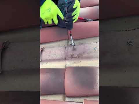 Epic Version 🤩 #solarpanels #hardwork #roof #pv #greenenergy #construction #shorts