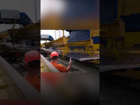 Estos paneles solares se colocan entre las vías del tren