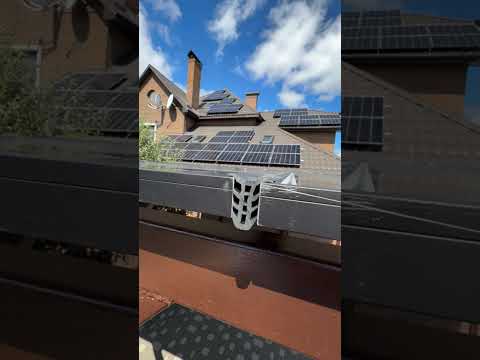 Навіс із сонячних панелей.