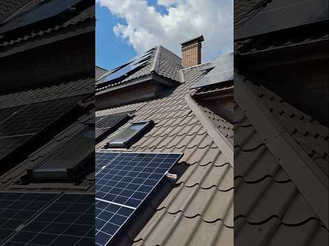 Сонячні панелі на даху приватного будинку в Київській області.