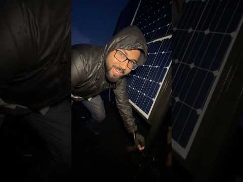 Storm mein lighthouse ka solar panels fix kr raha