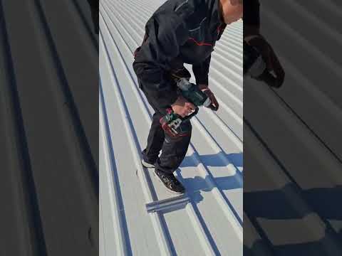 Як виглядає професійний монтаж на промисловому об’єкті? #сонячніпанелі #монтаж #сендвічпанелі