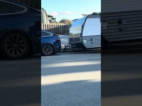 Tesla Y tows big travel trailer with solar panels